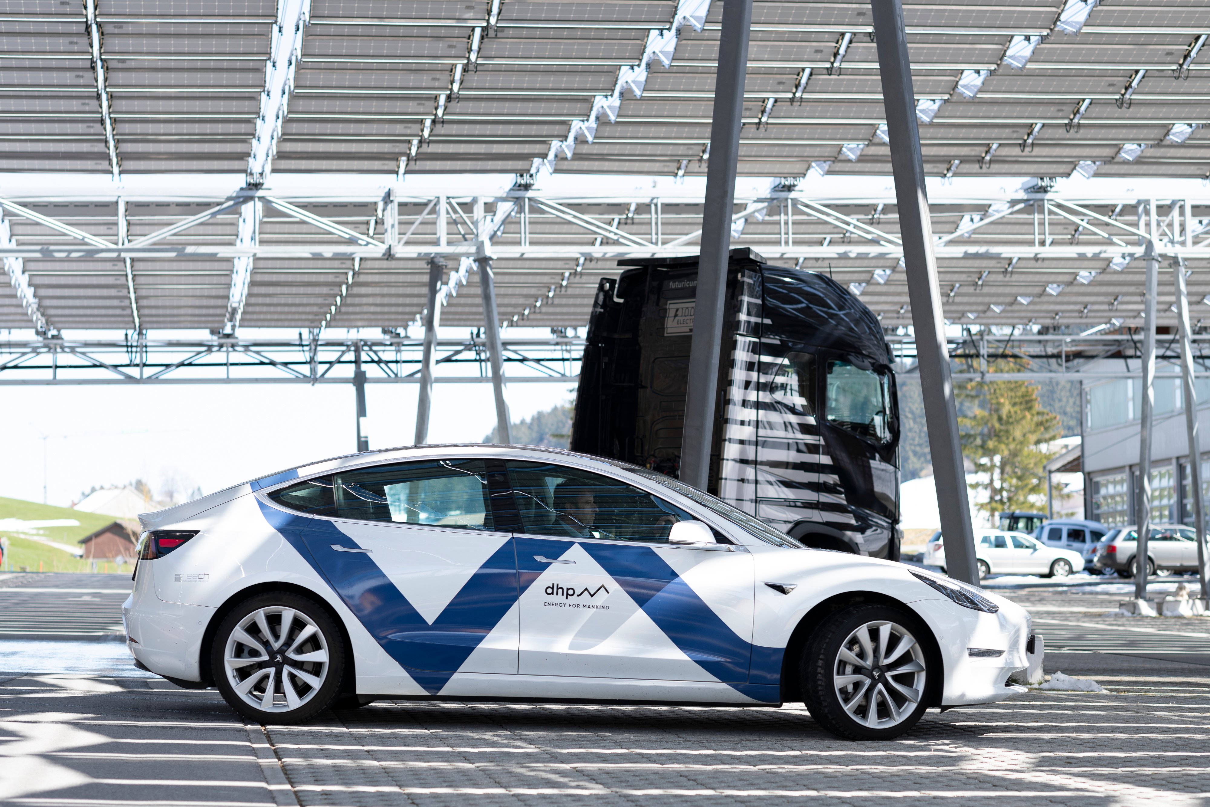 e-truck under solar folding roof