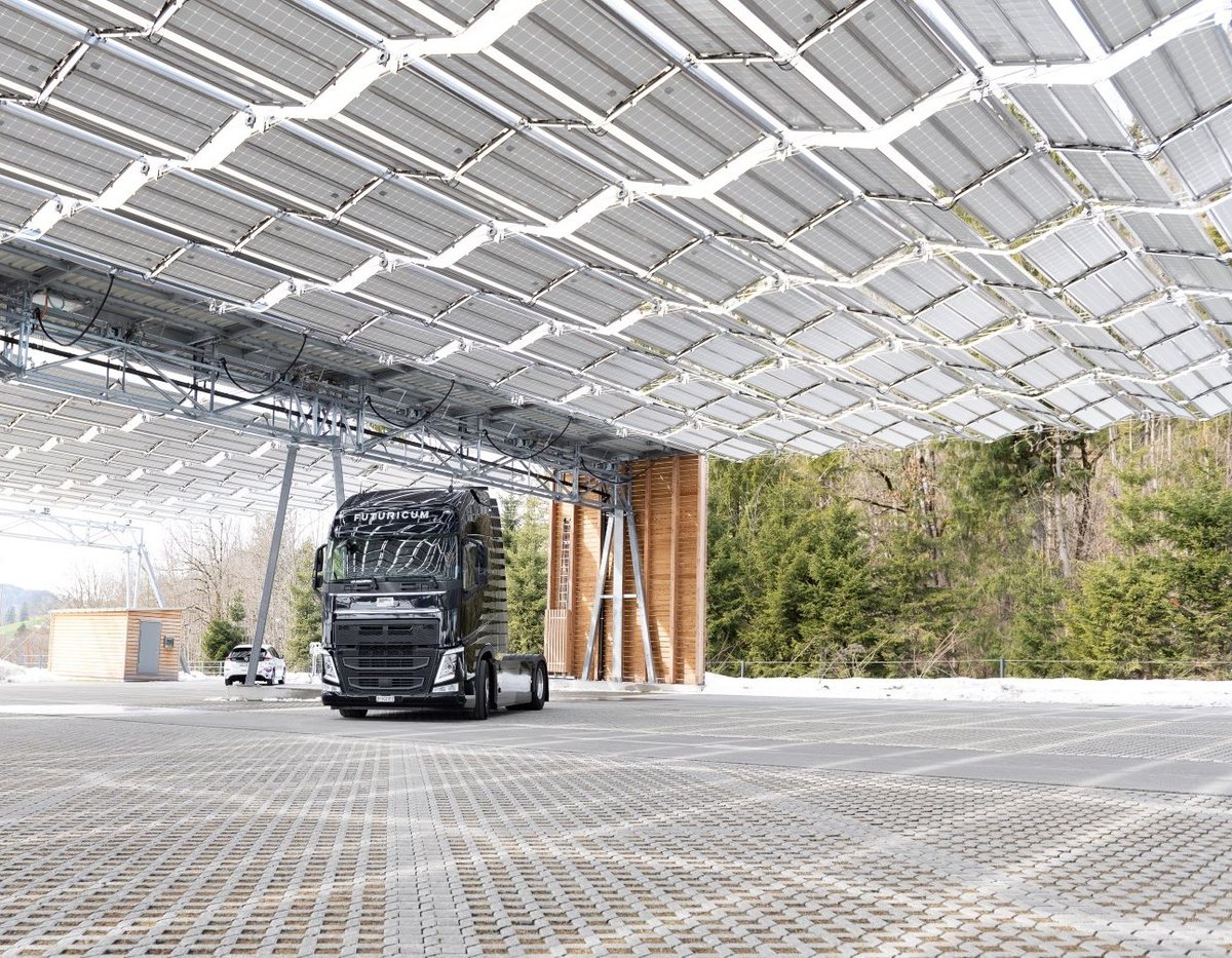 Truck unter Solarfaltdach