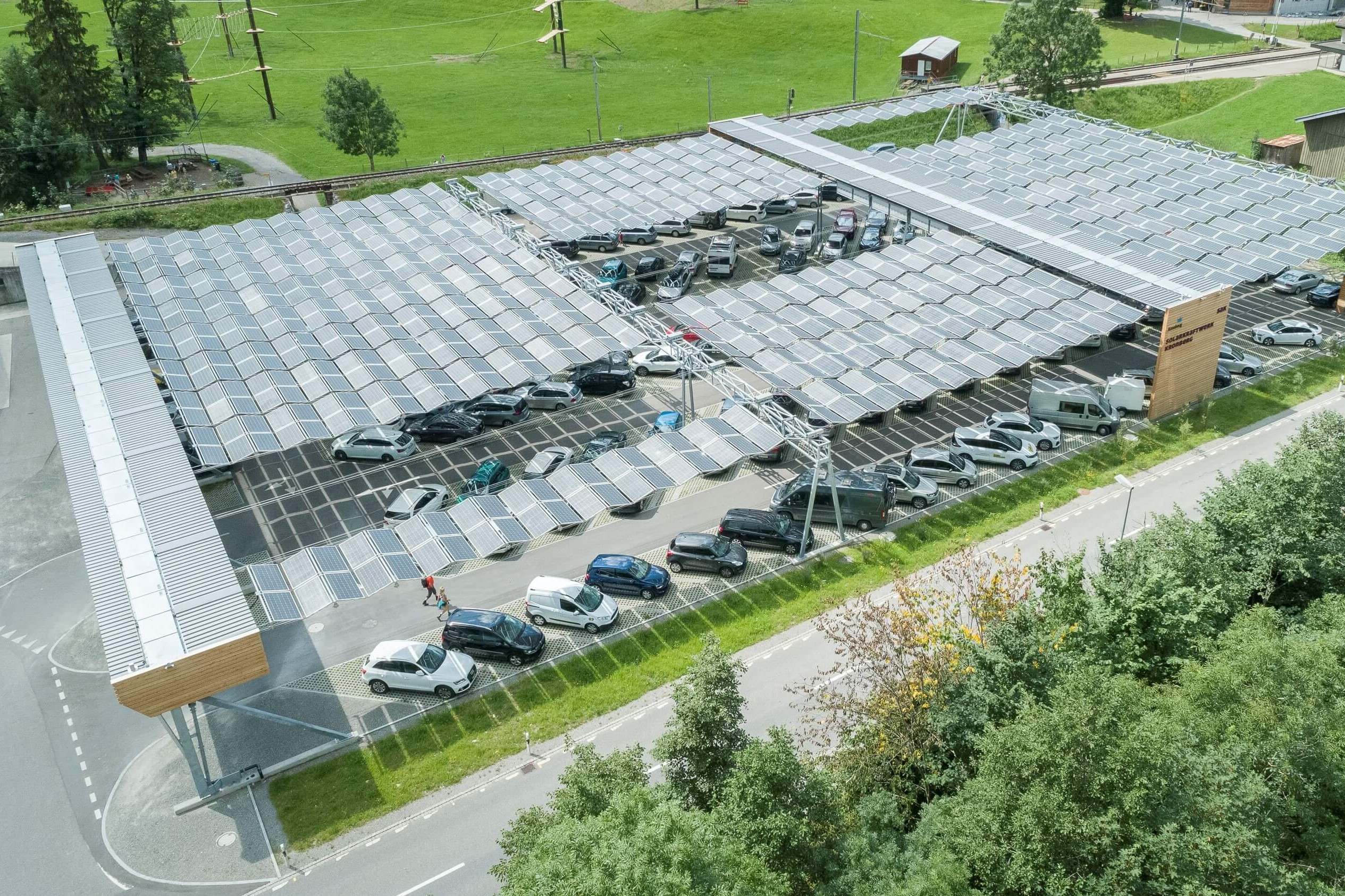 Solarfaltdach über dem Parkplatz der Kronbergbahn in Jakobsbad