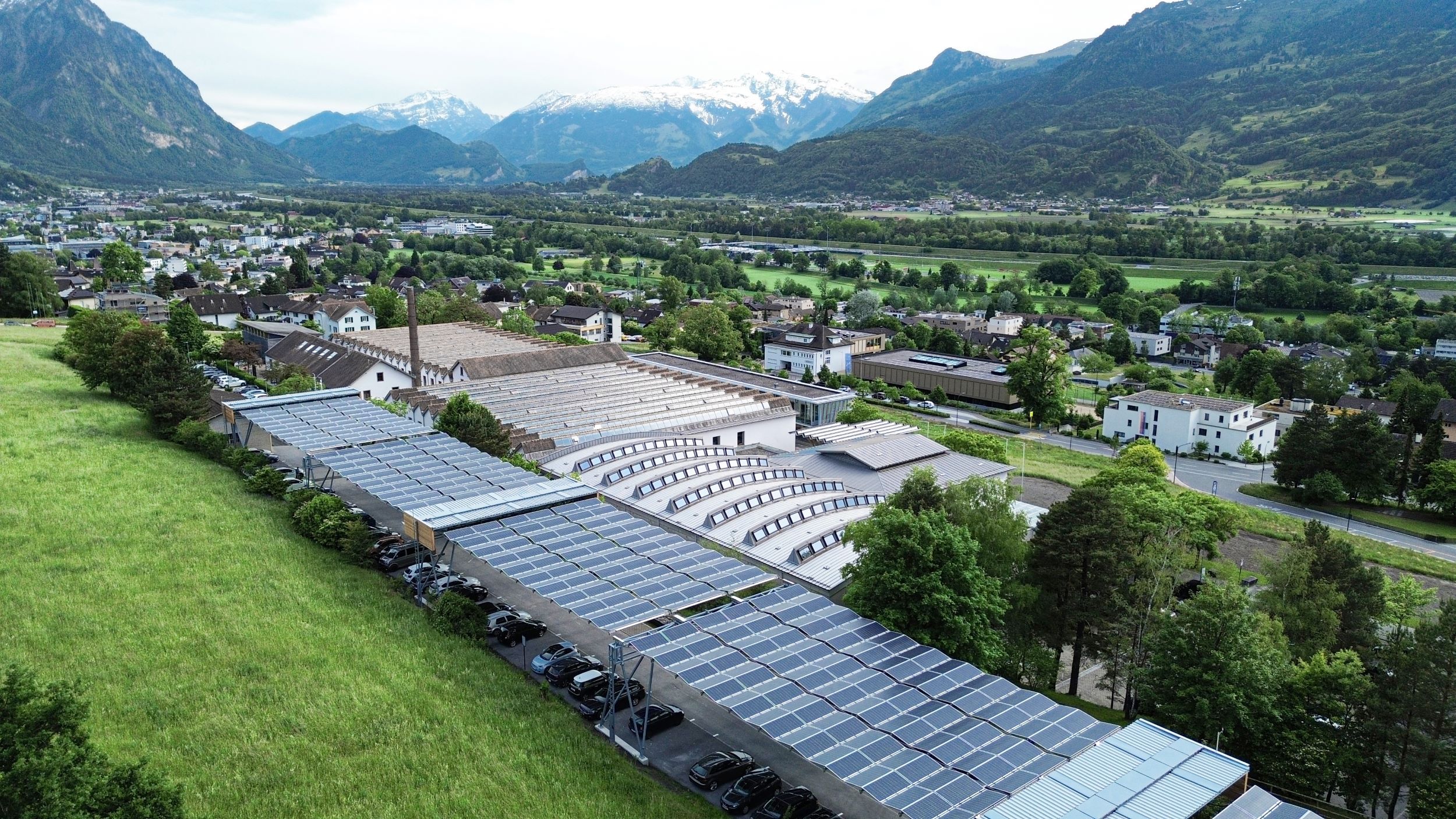 Erstes Solarfaltdach in Liechtenstein erfolgreich in Betrieb genommen