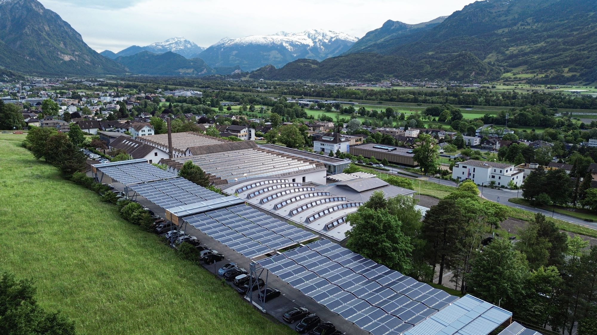 Erstes Solarfaltdach in Liechtenstein erfolgreich in Betrieb genommen