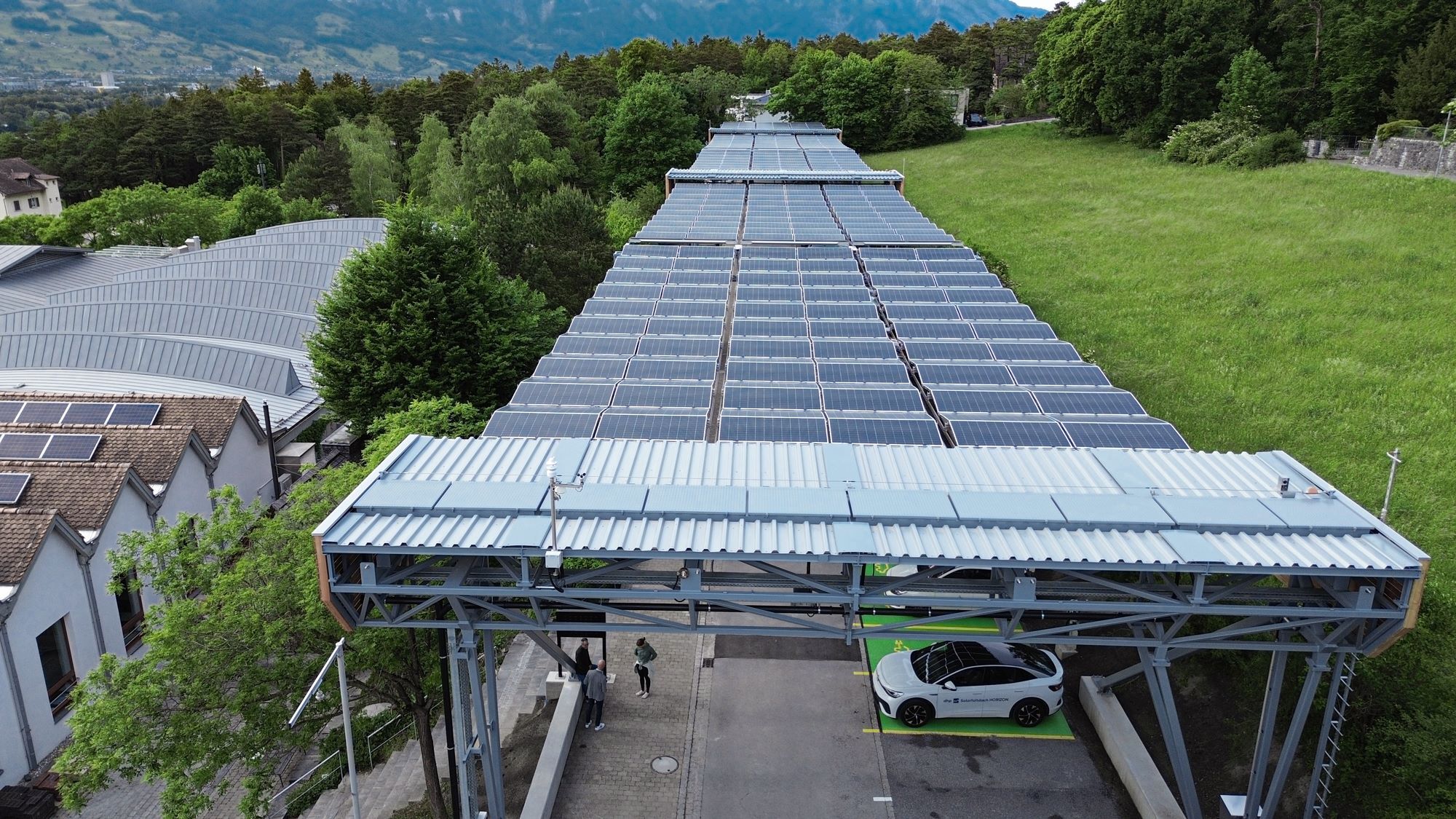 Erstes Solarfaltdach in Liechtenstein erfolgreich in Betrieb genommen